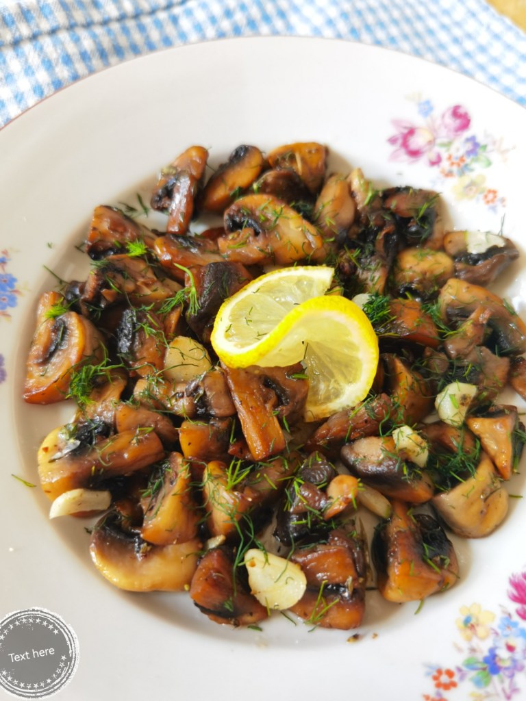 Гъби с масло и чесън от https://inthebeniskitchen.com/