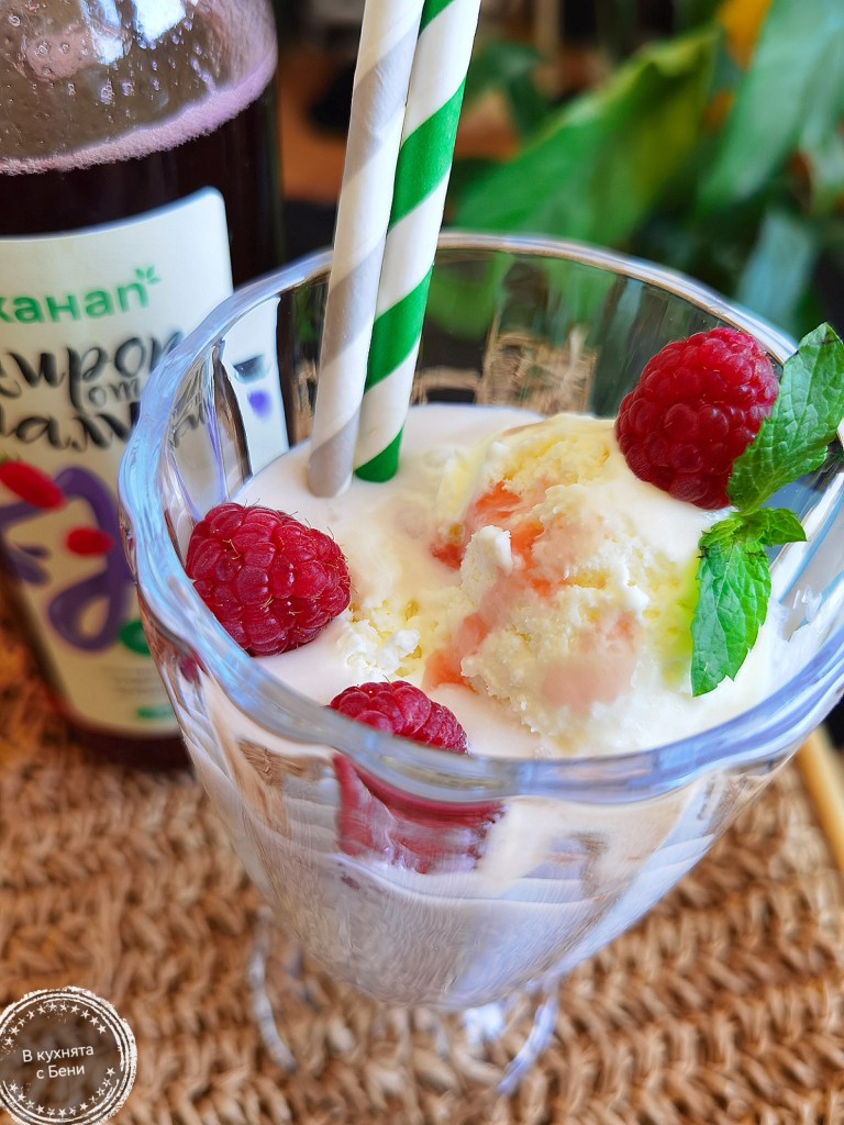 Млечен малинов шейк от https://inthebeniskitchen.com/