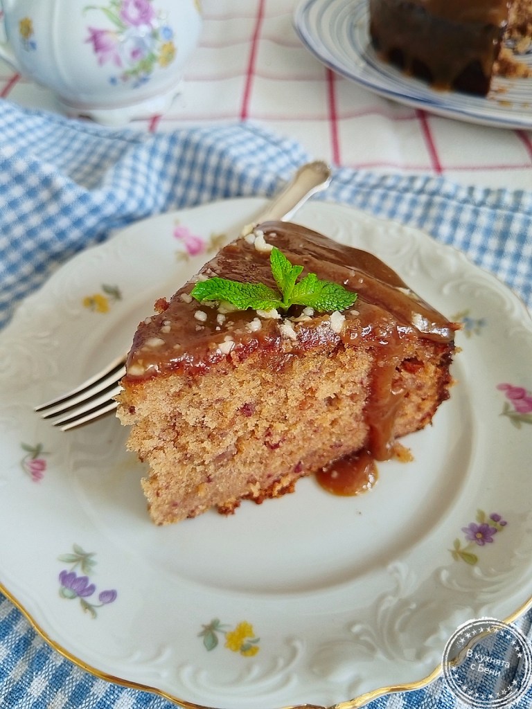 Сладкиш с фурми и карамел от https://inthebeniskitchen.com/