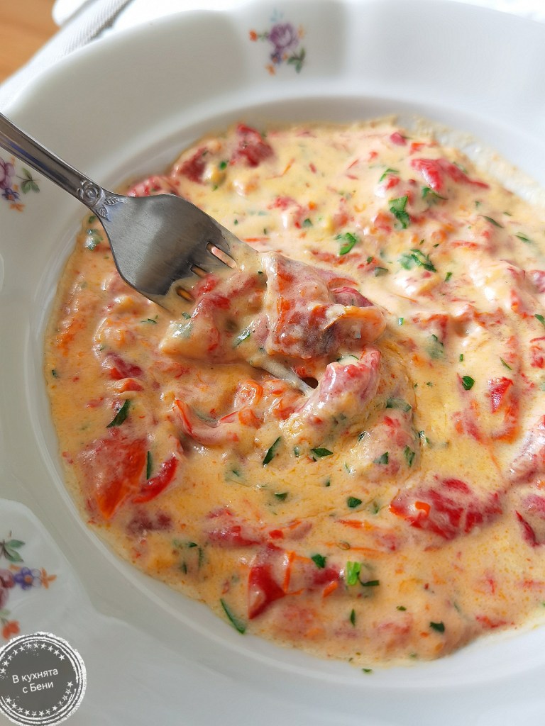 Печени чушки с бял сос от https://inthebeniskitchen.com/