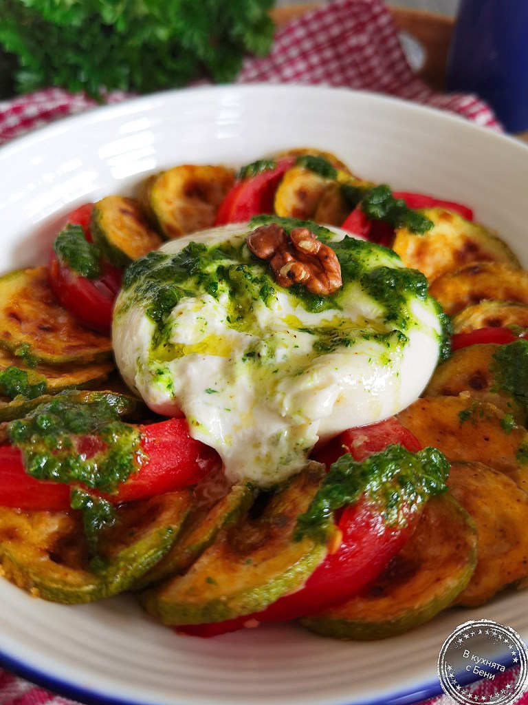 Салата с домати, тиквимки, бурата и магданозено песто от https://inthebeniskitchen.com/