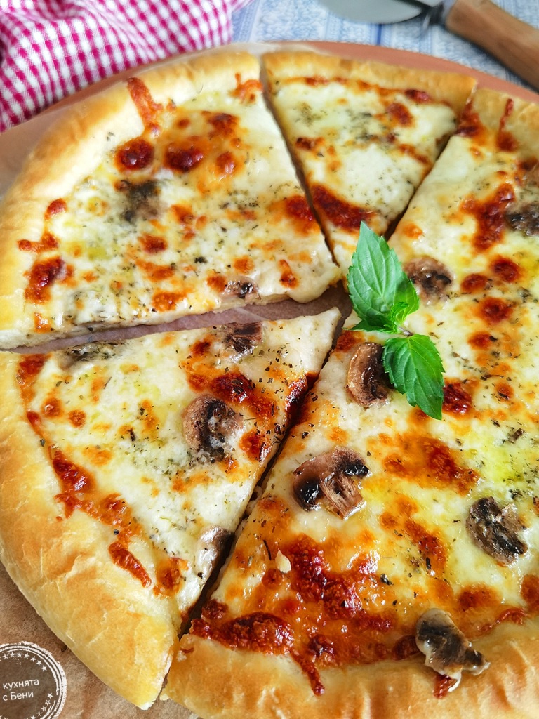 Пица с бял сос и сирена от https://inthebeniskitchen.com/