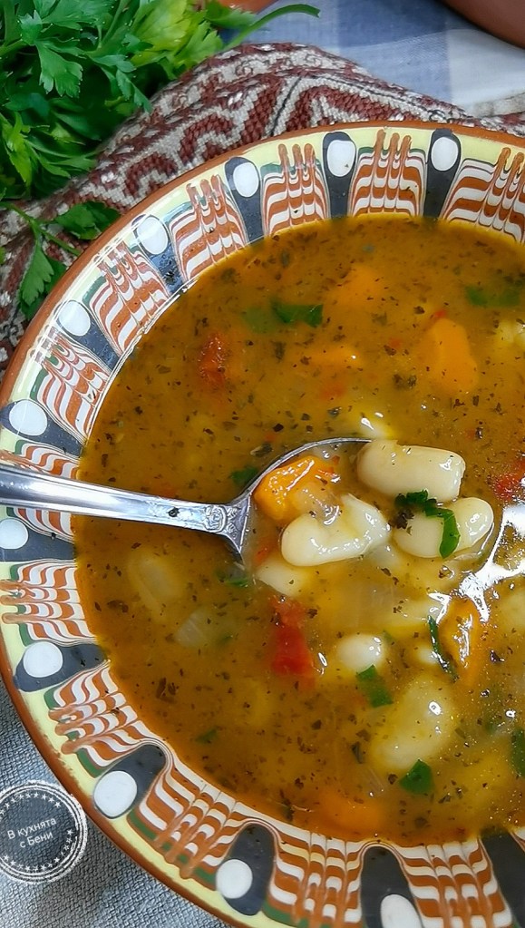 Боб чорба в гърне от https://inthebeniskitchen.com/