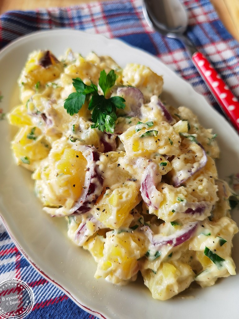 Картофена салата с майонеза от https://inthebeniskitchen.com/