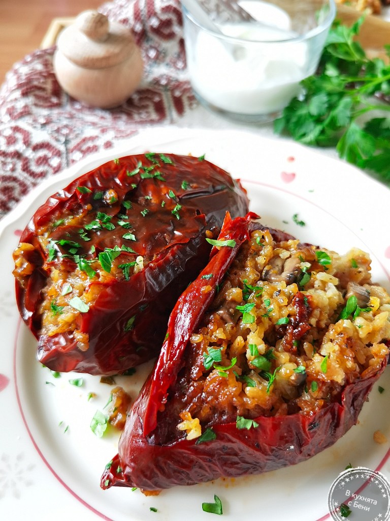 Пълнени постни сушени чушки с ориз и гъби от https://inthebeniskitchen.com/