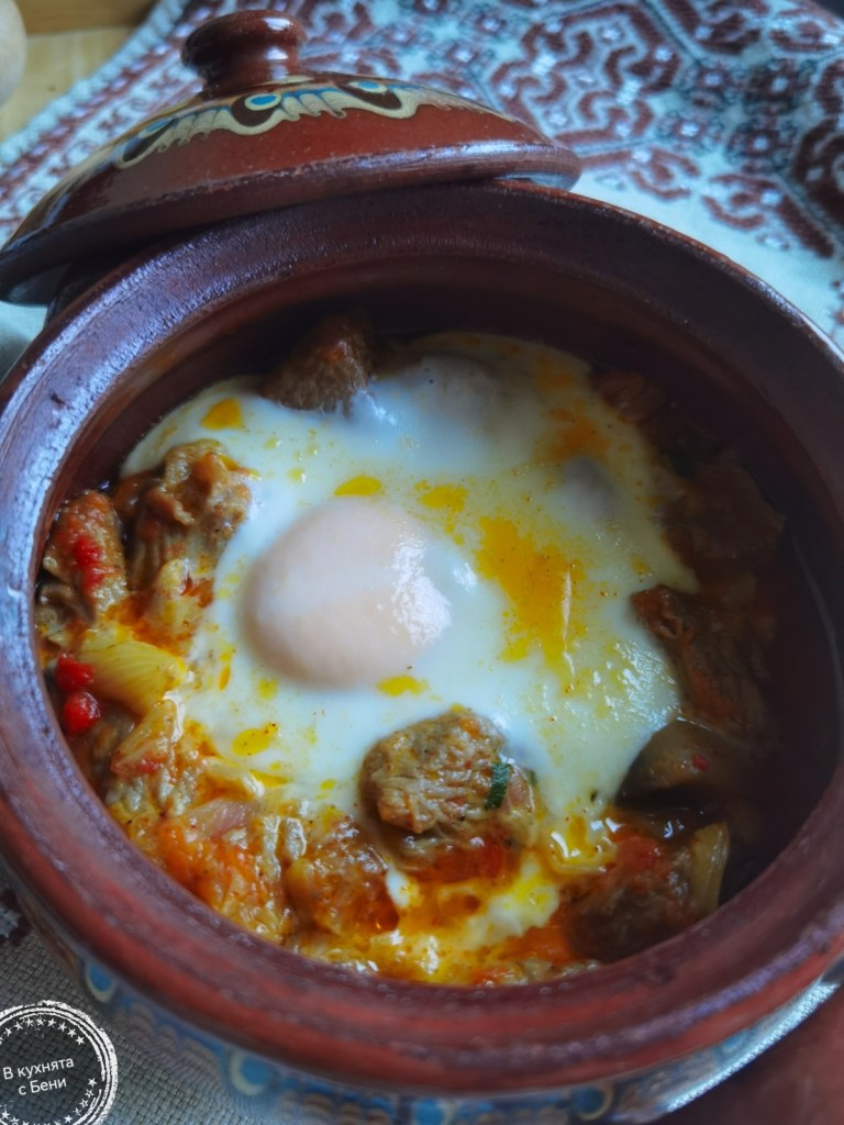 Кавърма в гювече с пуешко и праз от https://inthebeniskitchen.com/