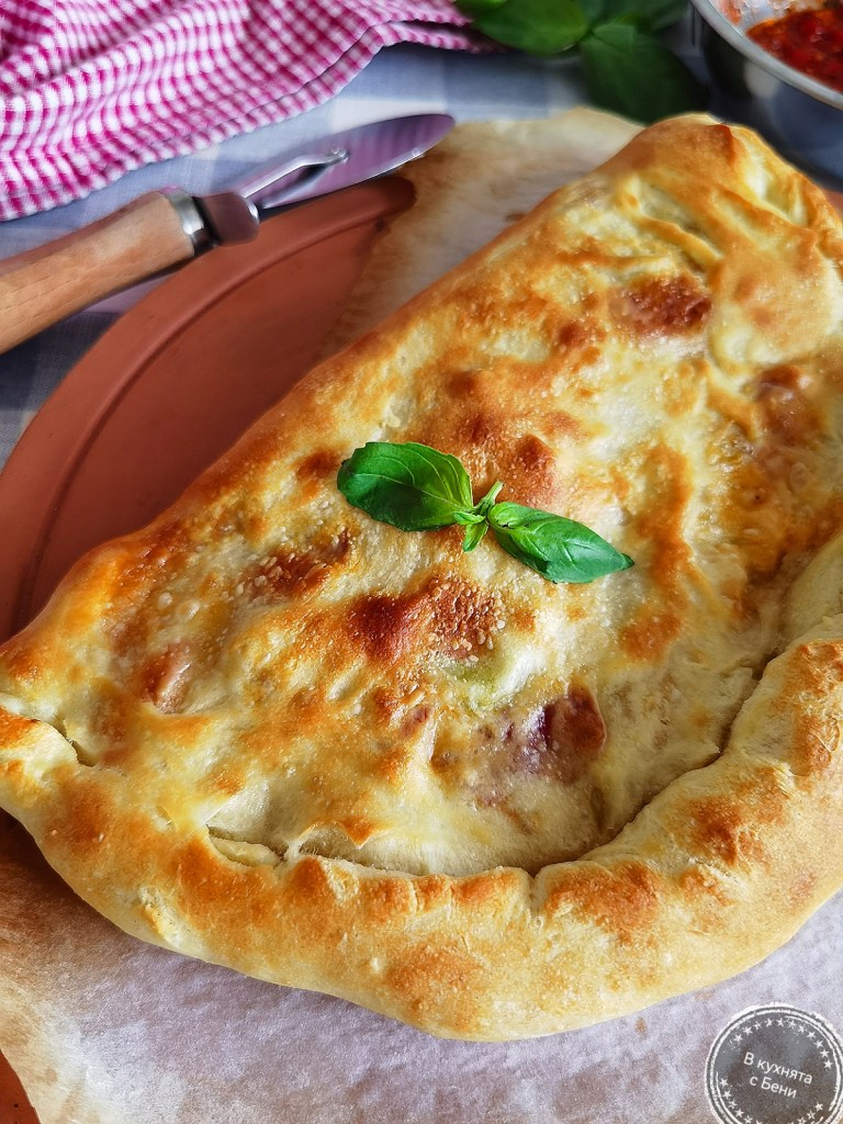 Пица Калцоне от https://inthebeniskitchen.com/