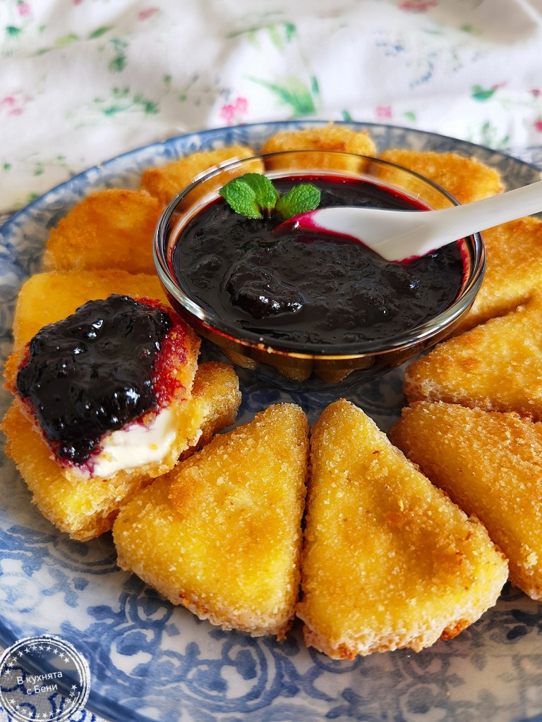 Панирани топени сиренца със сладко от боровинки от https://inthebeniskitchen.com/