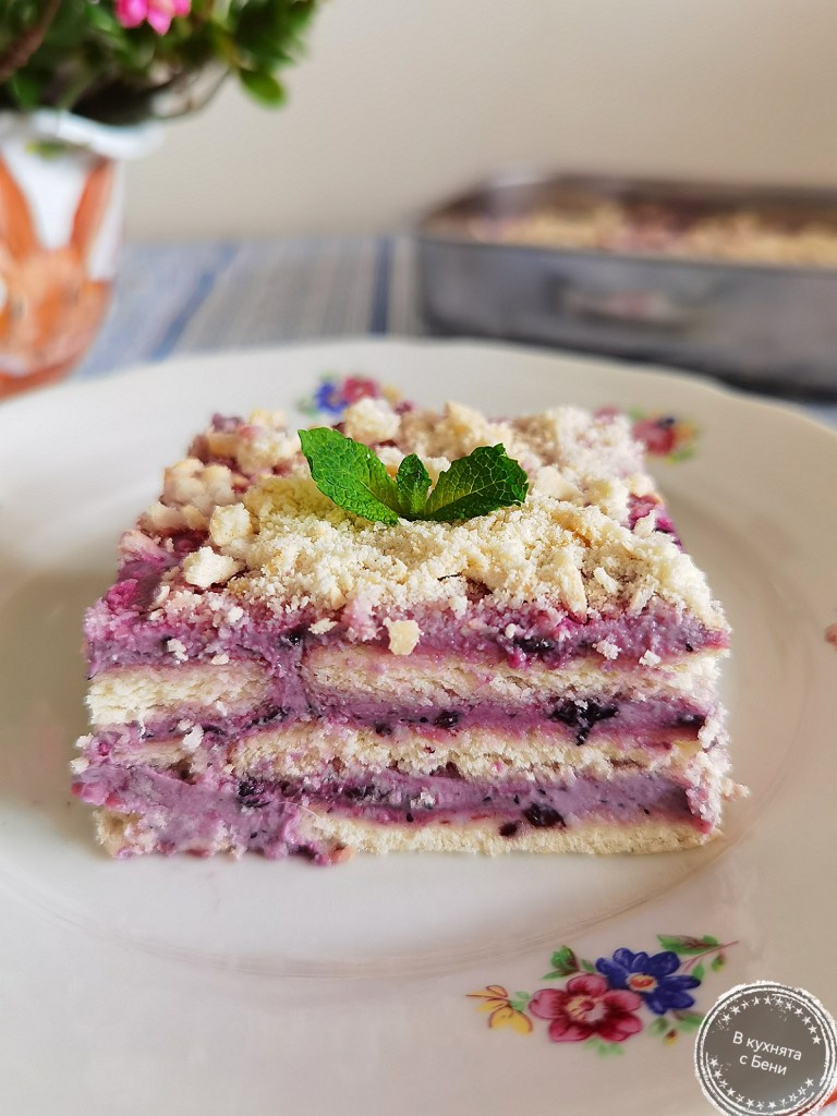 Бисквитена торта с боровинки-лесна, вкусна и свежа от https://inthebeniskitchen.com/