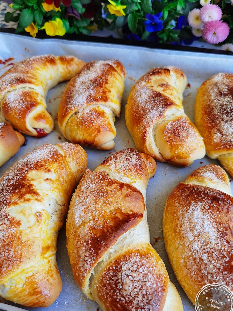 Козуначени кифли с шипков мармалад от https://inthebeniskitchen.com/