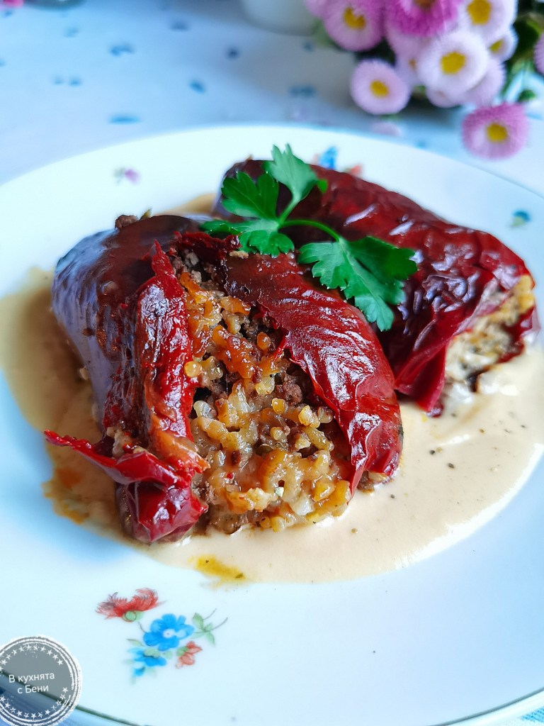Пълнени чушки с кайма и ориз сушени от https://inthebeniskitchen.com/