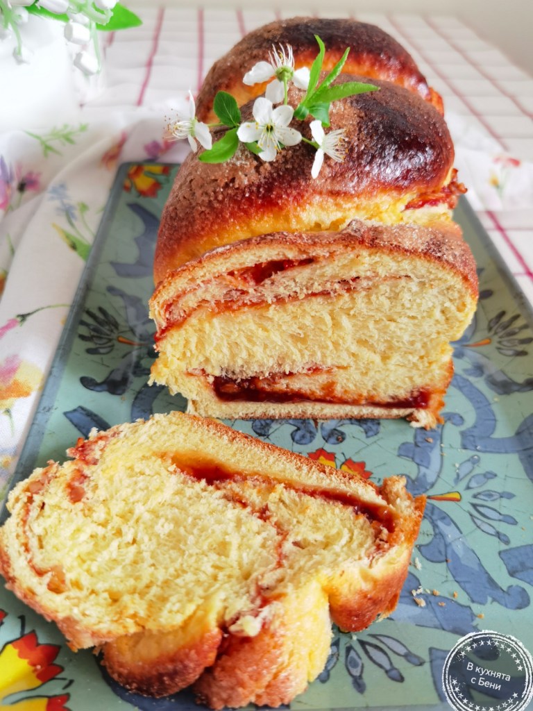 Козуначено руло с шипков мармалад от https://inthebeniskitchen.com/