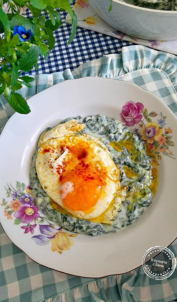 Спанак каша с пържено яйце от https://inthebeniskitchen.com/