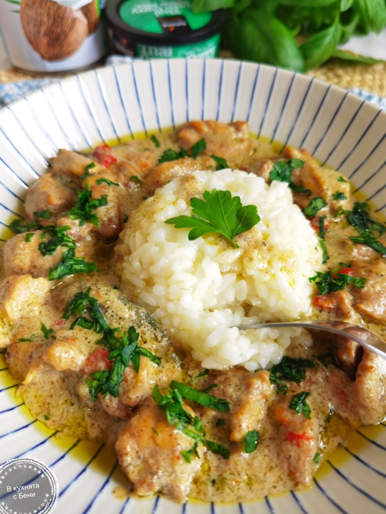 Пилешко къри тай сос от https://inthebeniskitchen.com/
