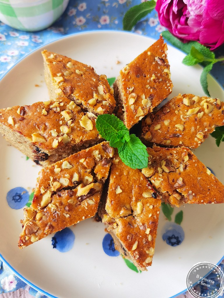 Сладкиш с лешников тахан и сушени вишни от https://inthebeniskitchen.com/