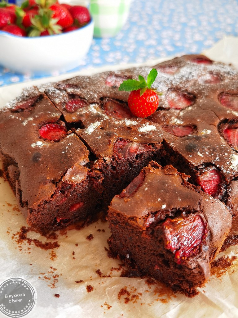 Брауни с ягоди шоколадов сладкиш от https://inthebeniskitchen.com/