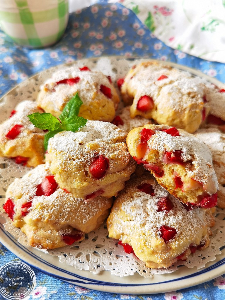 Бисквити меки с ягоди от https://inthebeniskitchen.com/