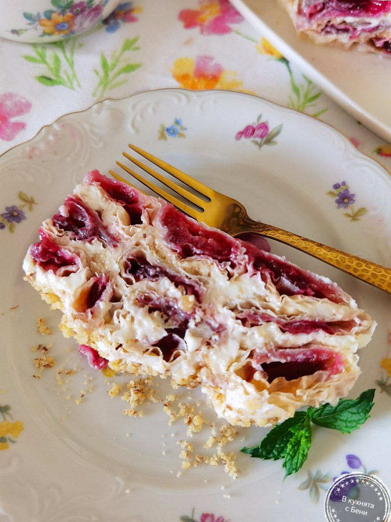 Студен десерт сладкиш с череши от https://inthebeniskitchen.com/