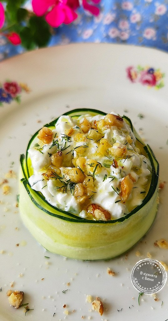 Салата млечна Снежанка от https://inthebeniskitchen.com/
