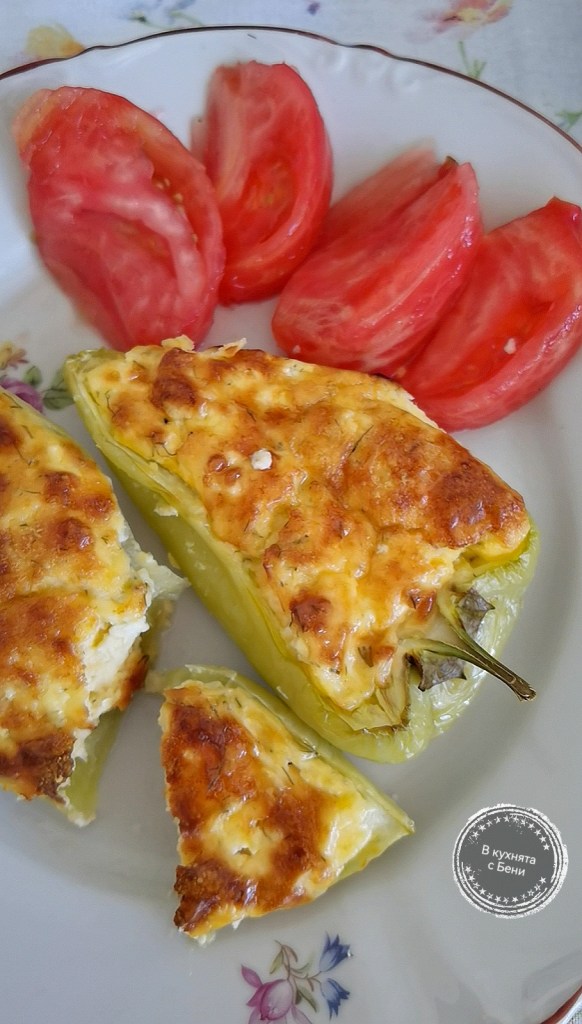 Пълнени чушки със сирене и яйца от https://inthebeniskitchen.com/