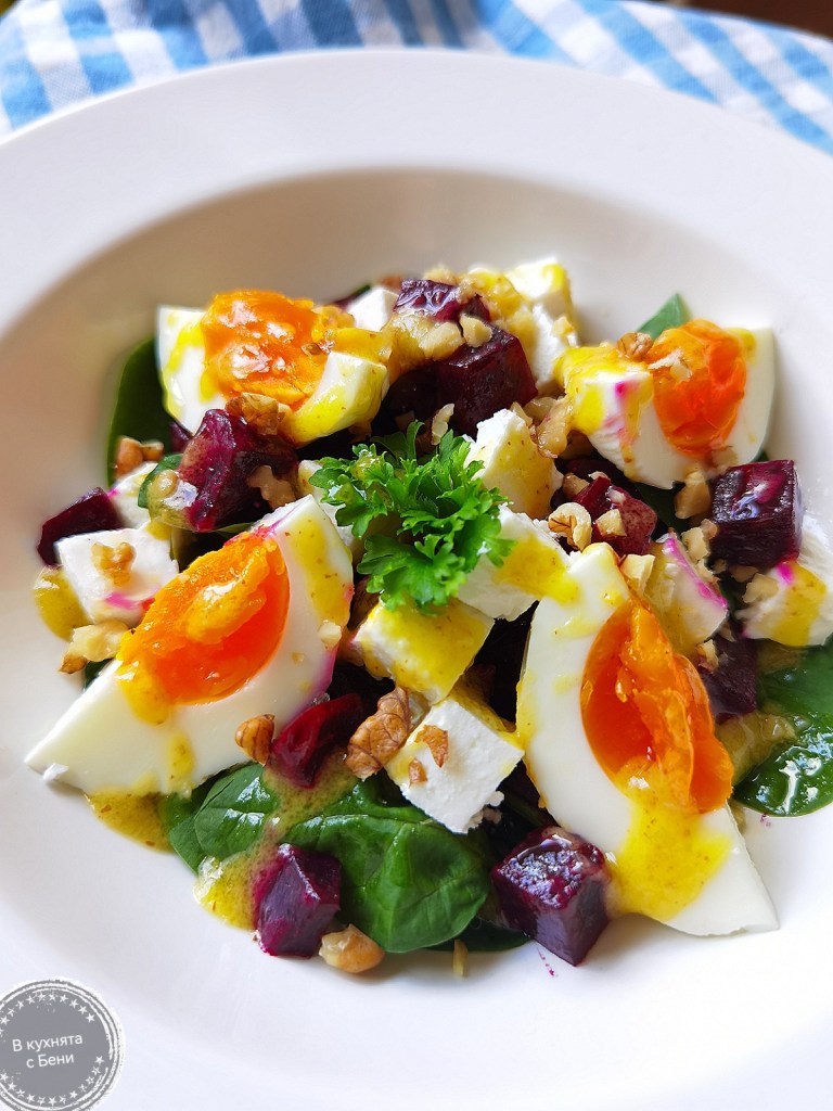 Салата с червено цвекло и яйца от https://inthebeniskitchen.com/