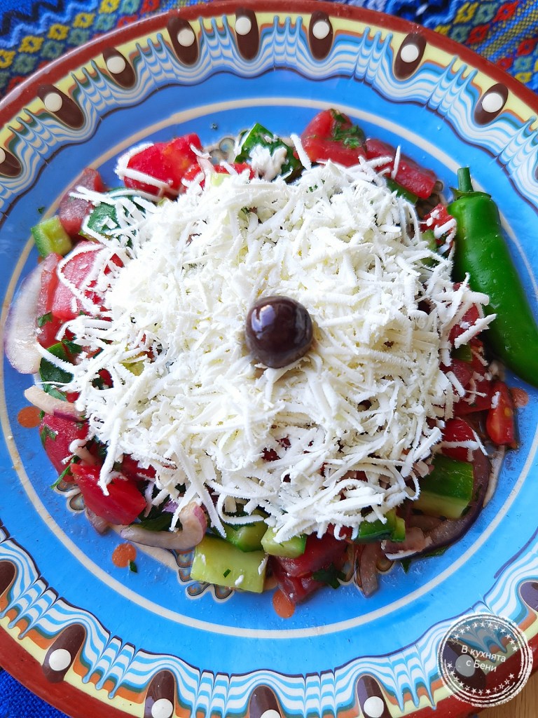 Шопска салата от https://inthebeniskitchen.com/