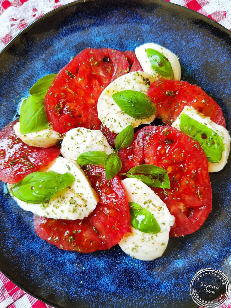 Салата Капрезе от https://inthebeniskitchen.com/