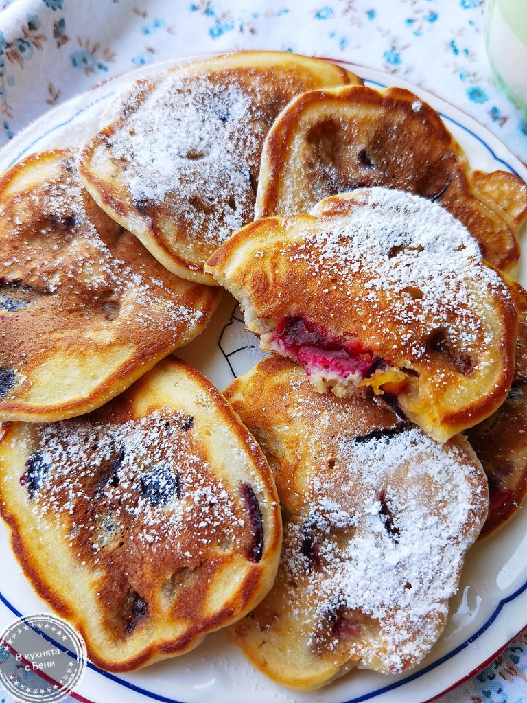 Малки палачинки със сини сливи от https://inthebeniskitchen.com/