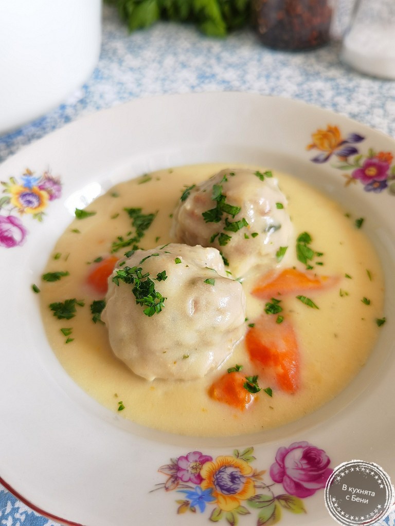 Кюфтета с бял сос от https://inthebeniskitchen.com/