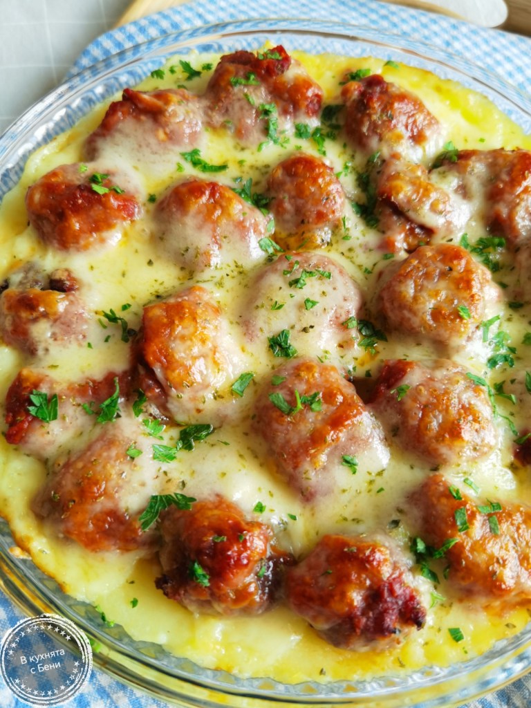 Кюфтенца на фурна с картофено пюре от https://inthebeniskitchen.com/