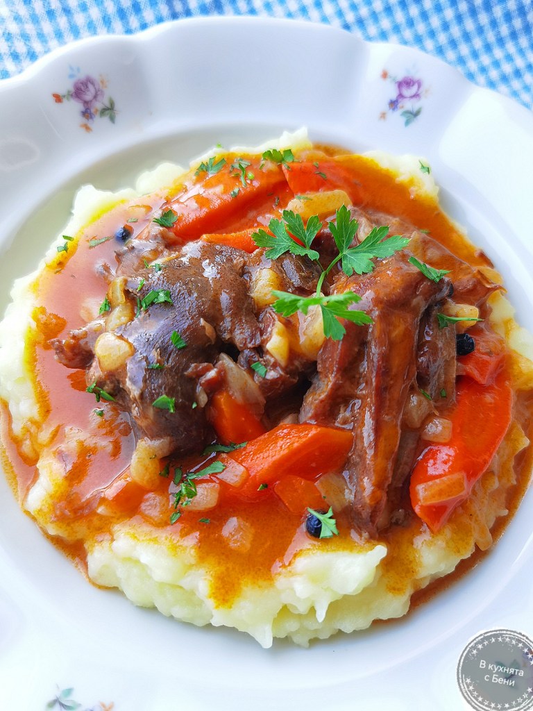 Телешко месо задушено с картофено пюре от https://inthebeniskitchen.com/