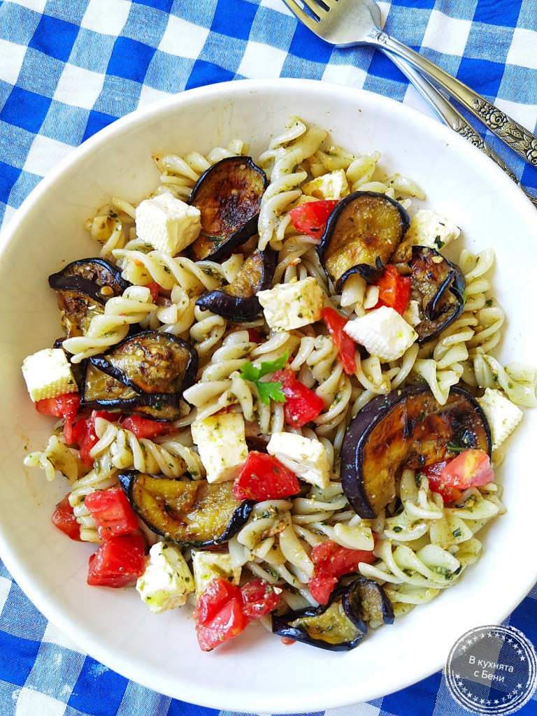 Салата с макарони и песто средиземноморски стил от https://inthebeniskitchen.com/