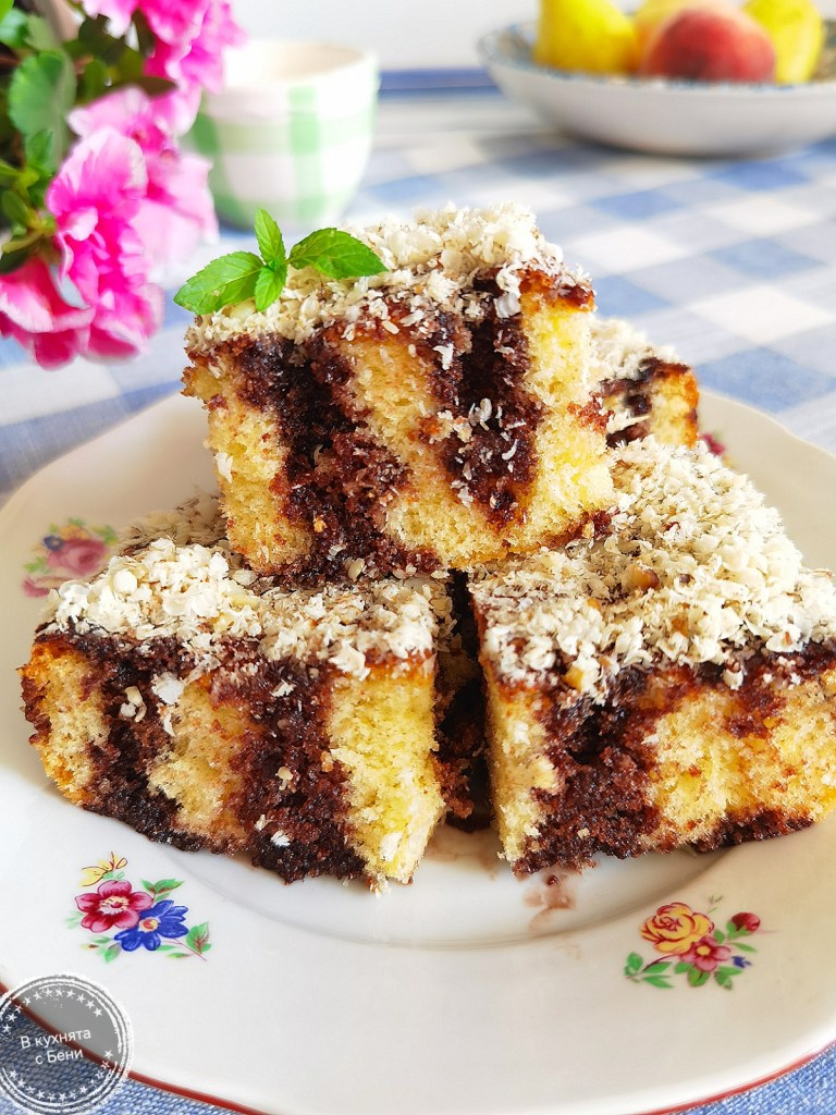 Ретро дупчен сладкиш с какаов сос от https://inthebeniskitchen.com/