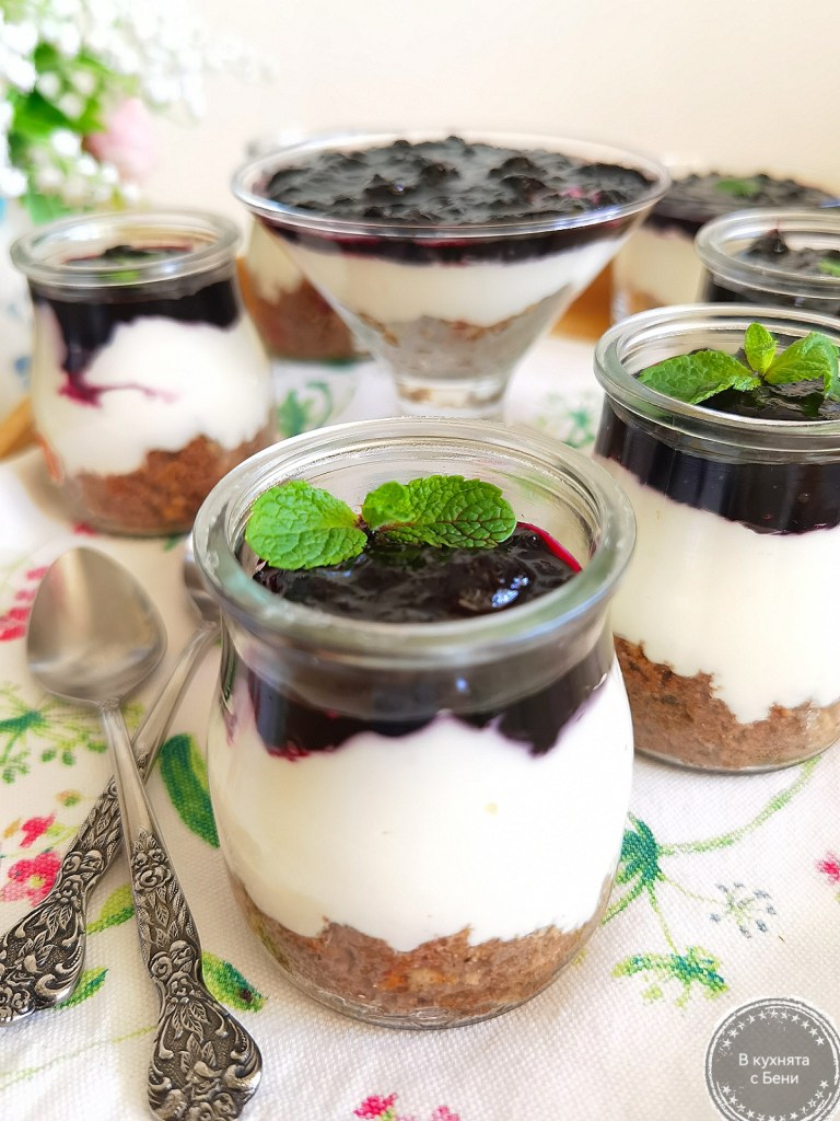Чийзкейк в чаши със сладко от боровинки от https://inthebeniskitchen.com/