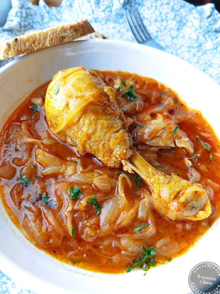 Пиле с лук яхния от https://inthebeniskitchen.com/