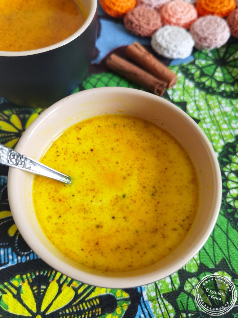 Златно мляко с куркума от https://inthebeniskitchen.com/
