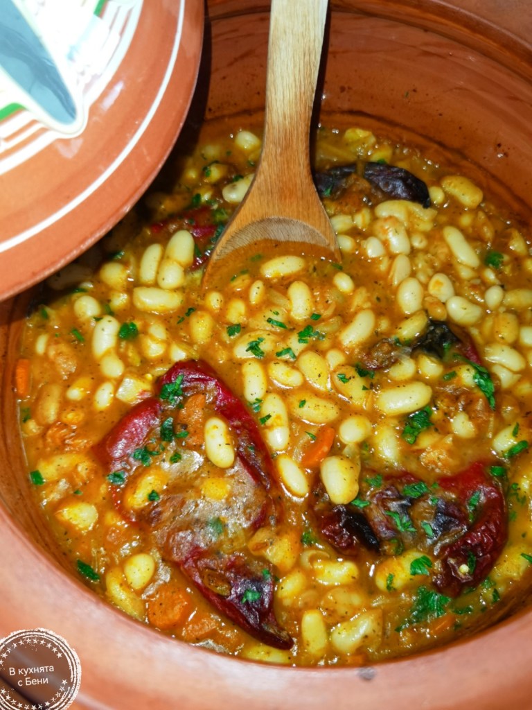 Печен боб в глинен съд от https://inthebeniskitchen.com/